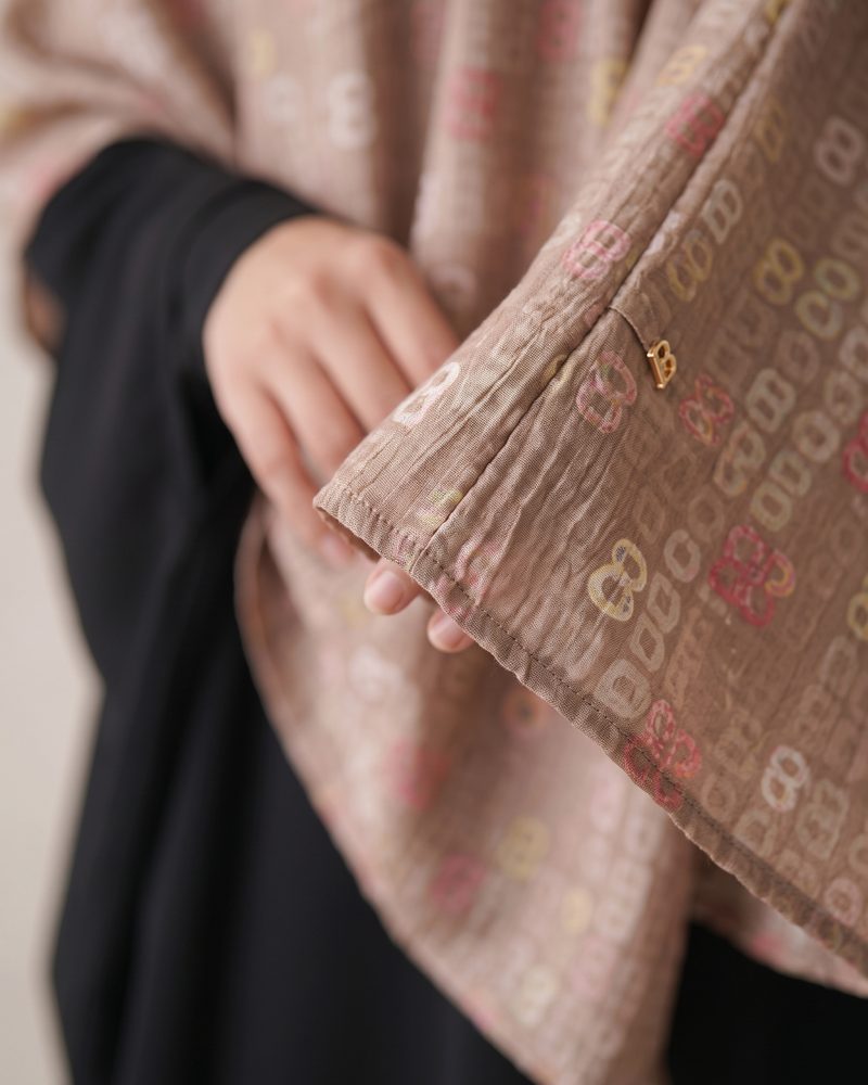 Hijab Khiban khimar Bandana Motif Nagita X Buttonscarves Voal Premium Sudut 3